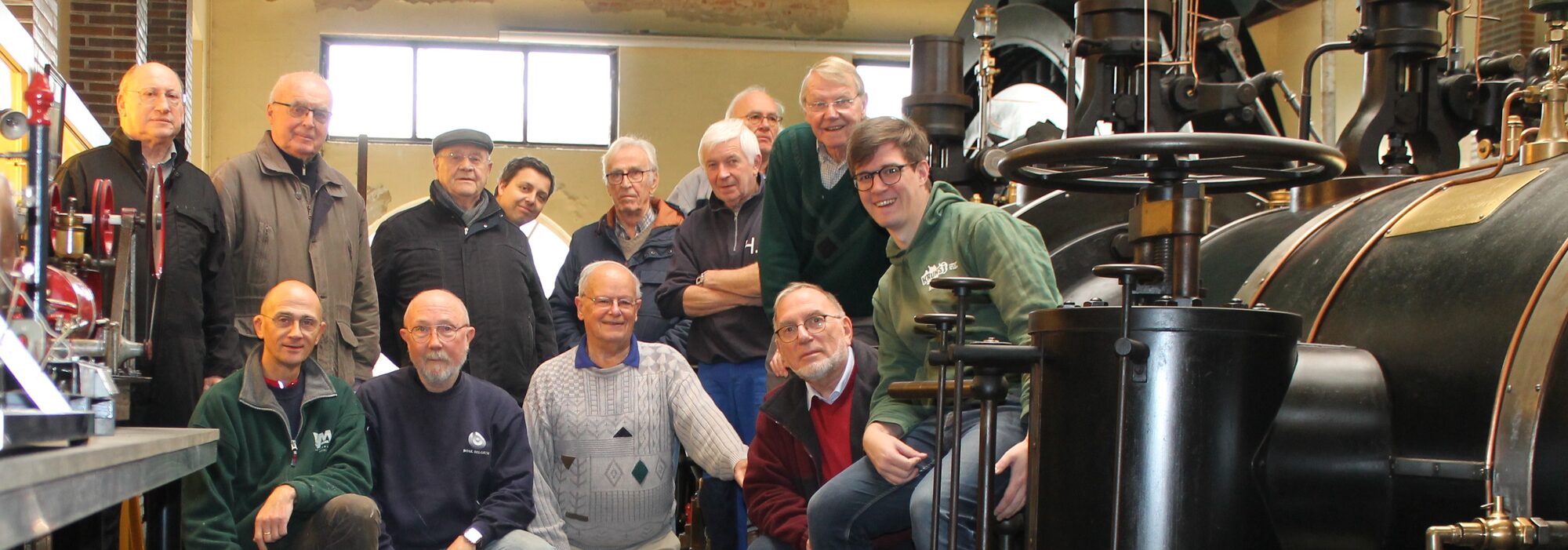 Foto: groepsfoto Stoomvrienden bij de machine